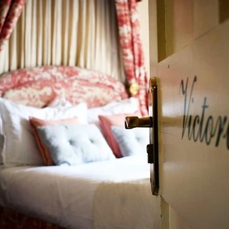 The Windsor Town House Hotel Bath Ngoại thất bức ảnh A room at the Victoria