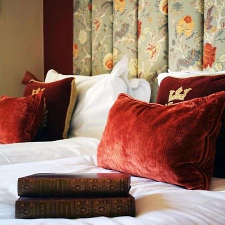 The Windsor Town House Hotel Bath Ngoại thất bức ảnh A bed with cushions