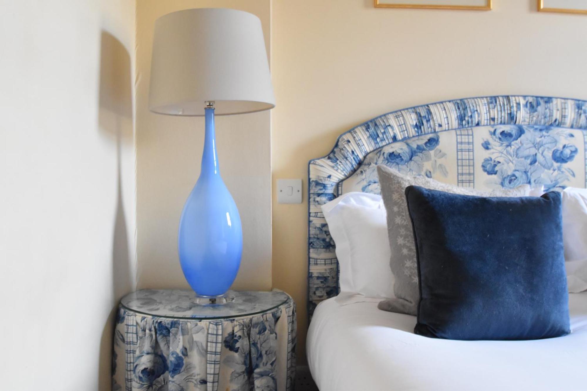 The Windsor Town House Hotel Bath Phòng bức ảnh A blue glass lamp