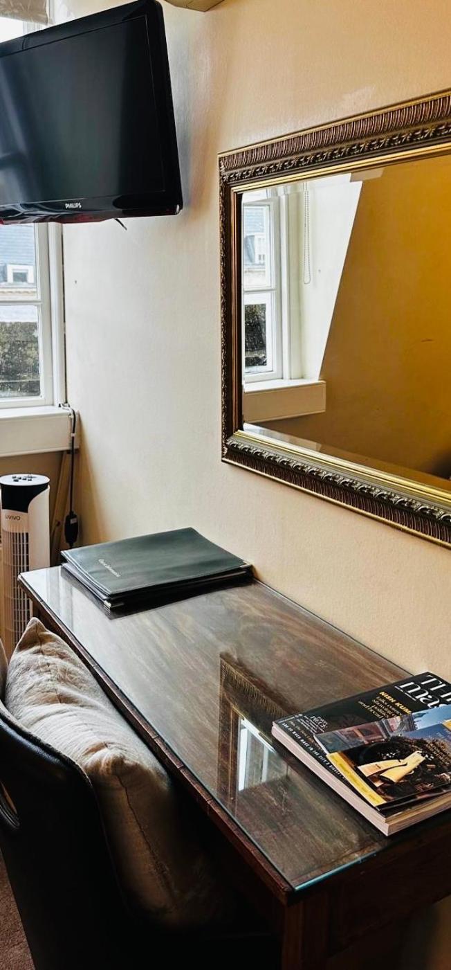The Windsor Town House Hotel Bath Phòng bức ảnh A mirror