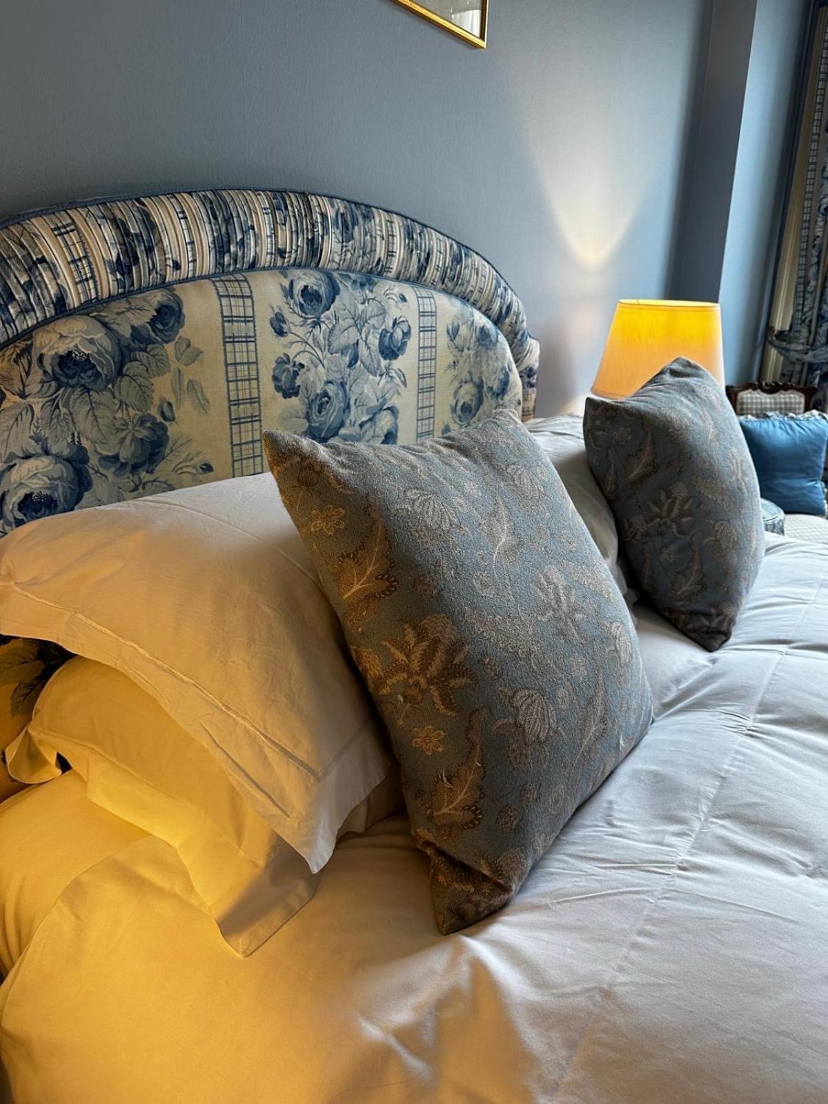 The Windsor Town House Hotel Bath Ngoại thất bức ảnh Cushions on a bed