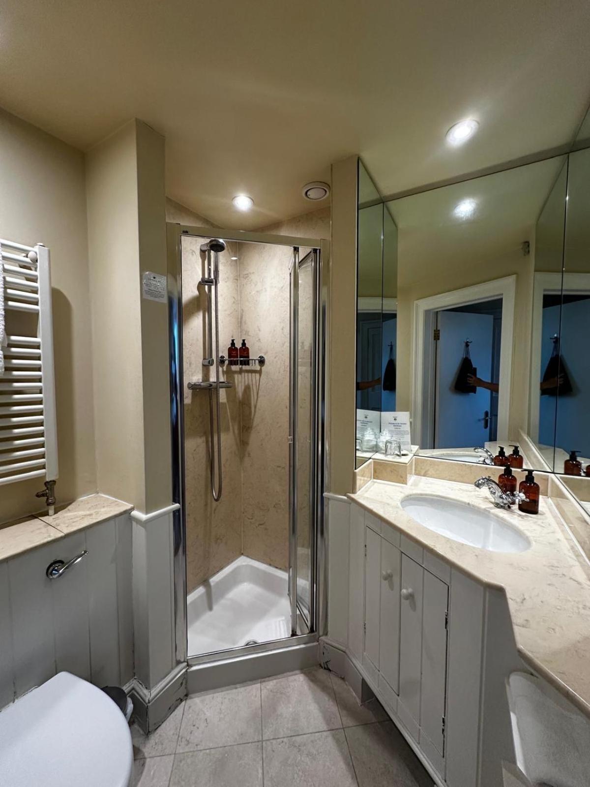 The Windsor Town House Hotel Bath Ngoại thất bức ảnh A shower cubicle
