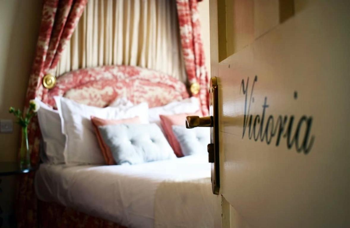 The Windsor Town House Hotel Bath Ngoại thất bức ảnh A room at the Victoria