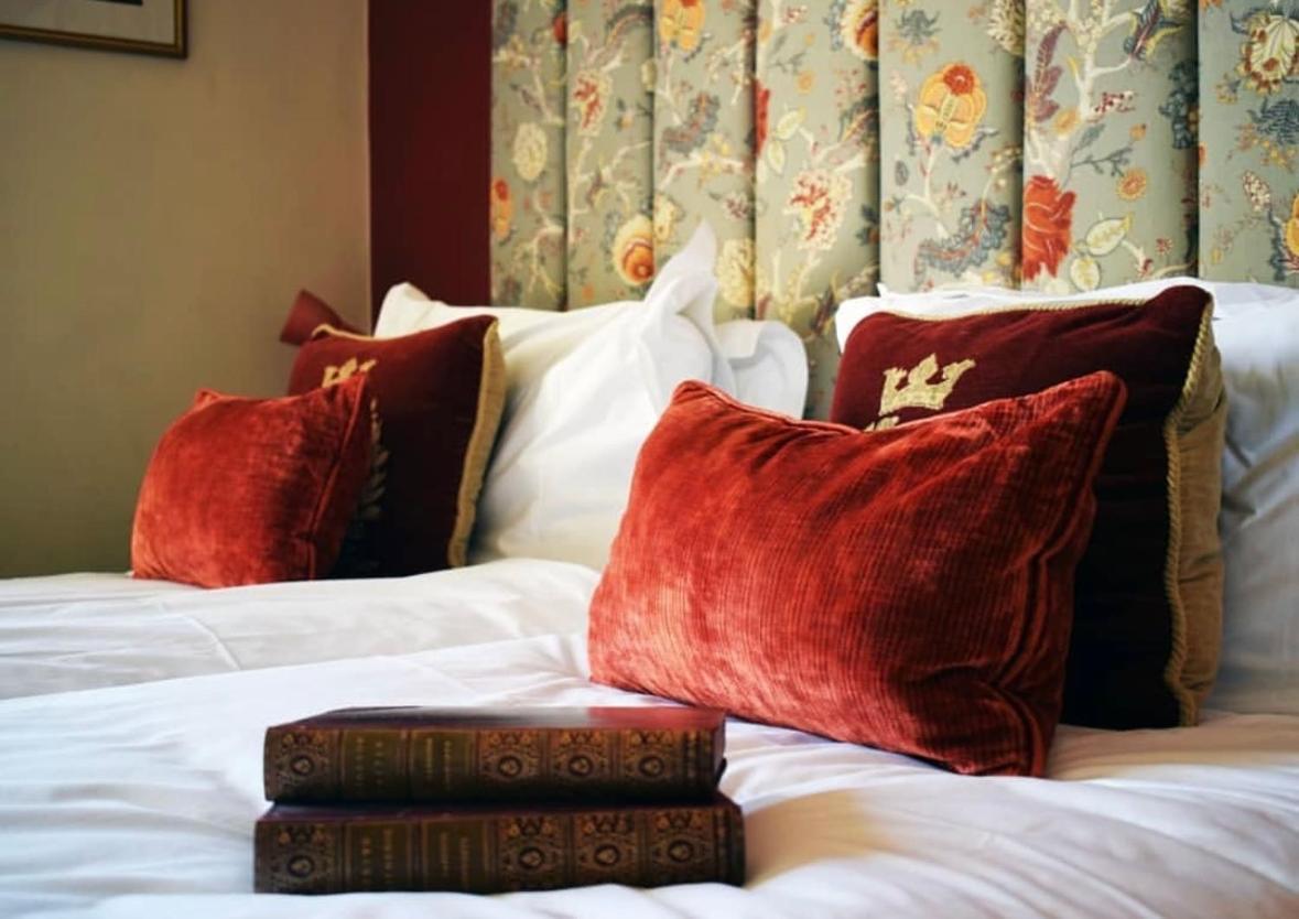 The Windsor Town House Hotel Bath Ngoại thất bức ảnh A bed with cushions