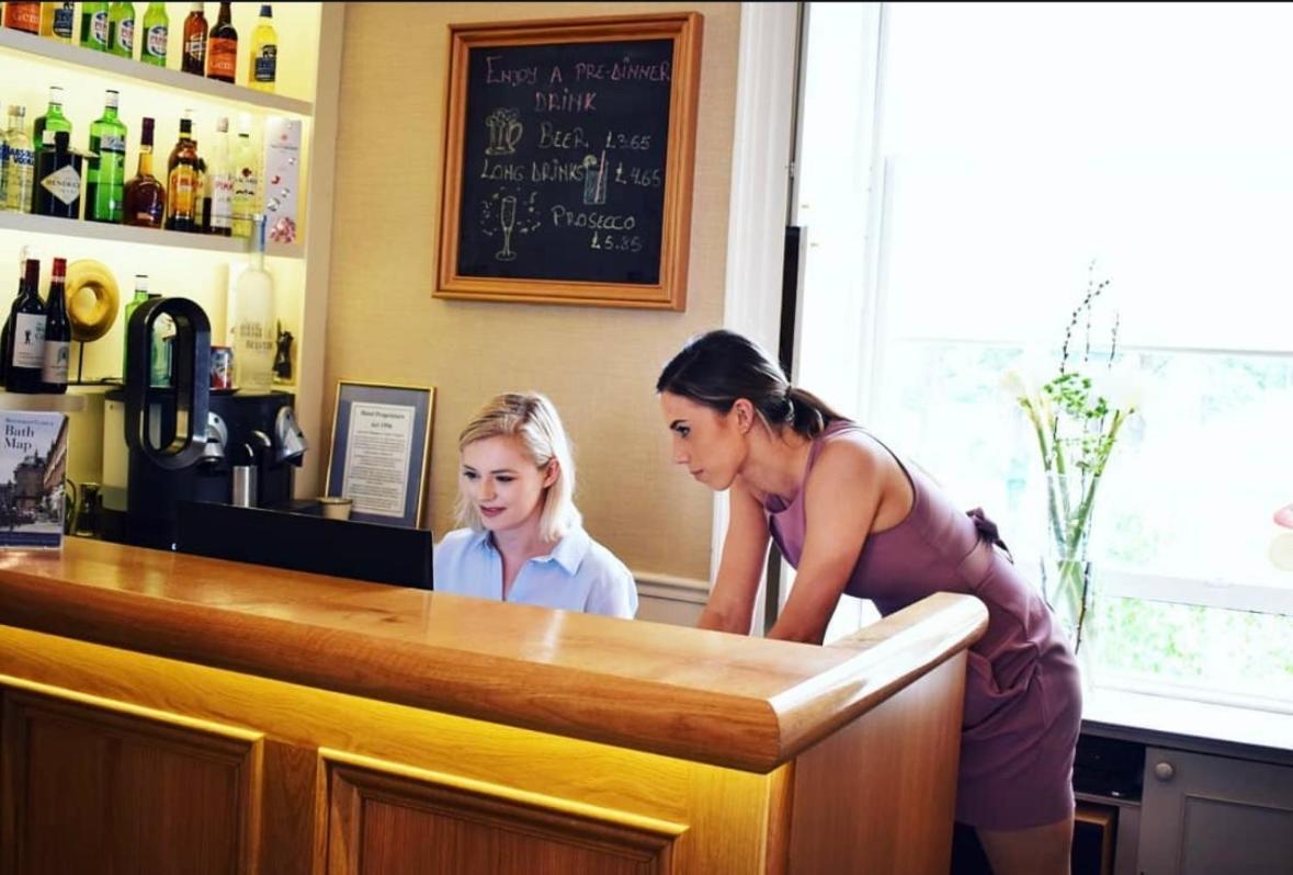The Windsor Town House Hotel Bath Ngoại thất bức ảnh A hotel receptionist