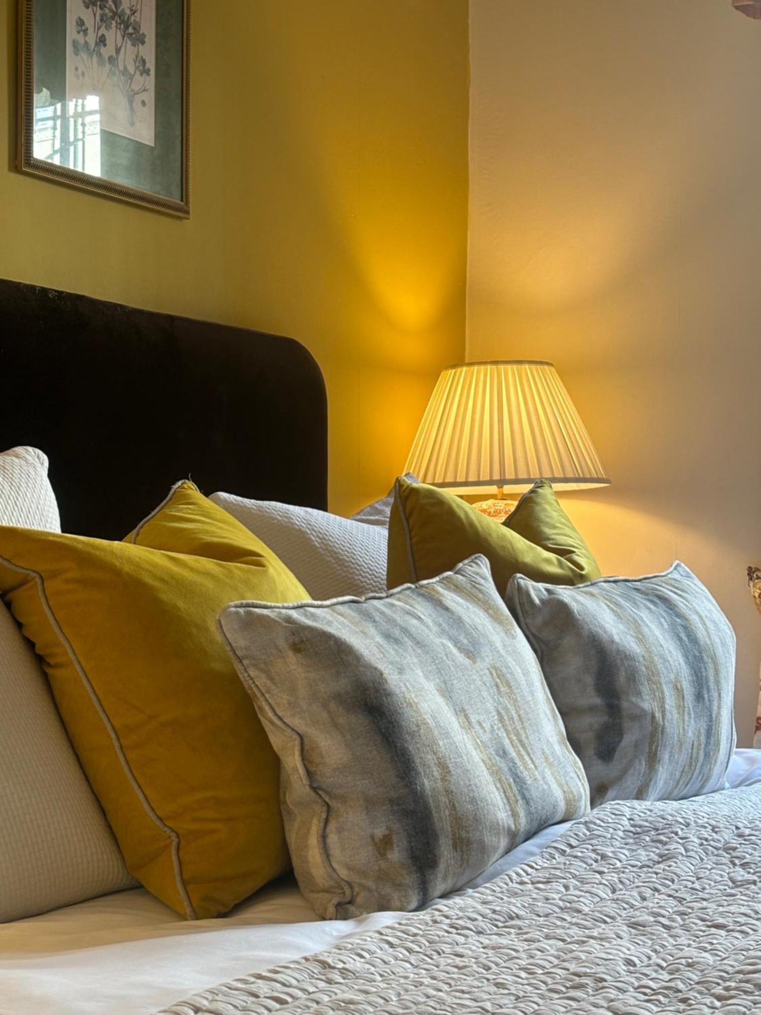 The Windsor Town House Hotel Bath Phòng bức ảnh A pleated lampshade
