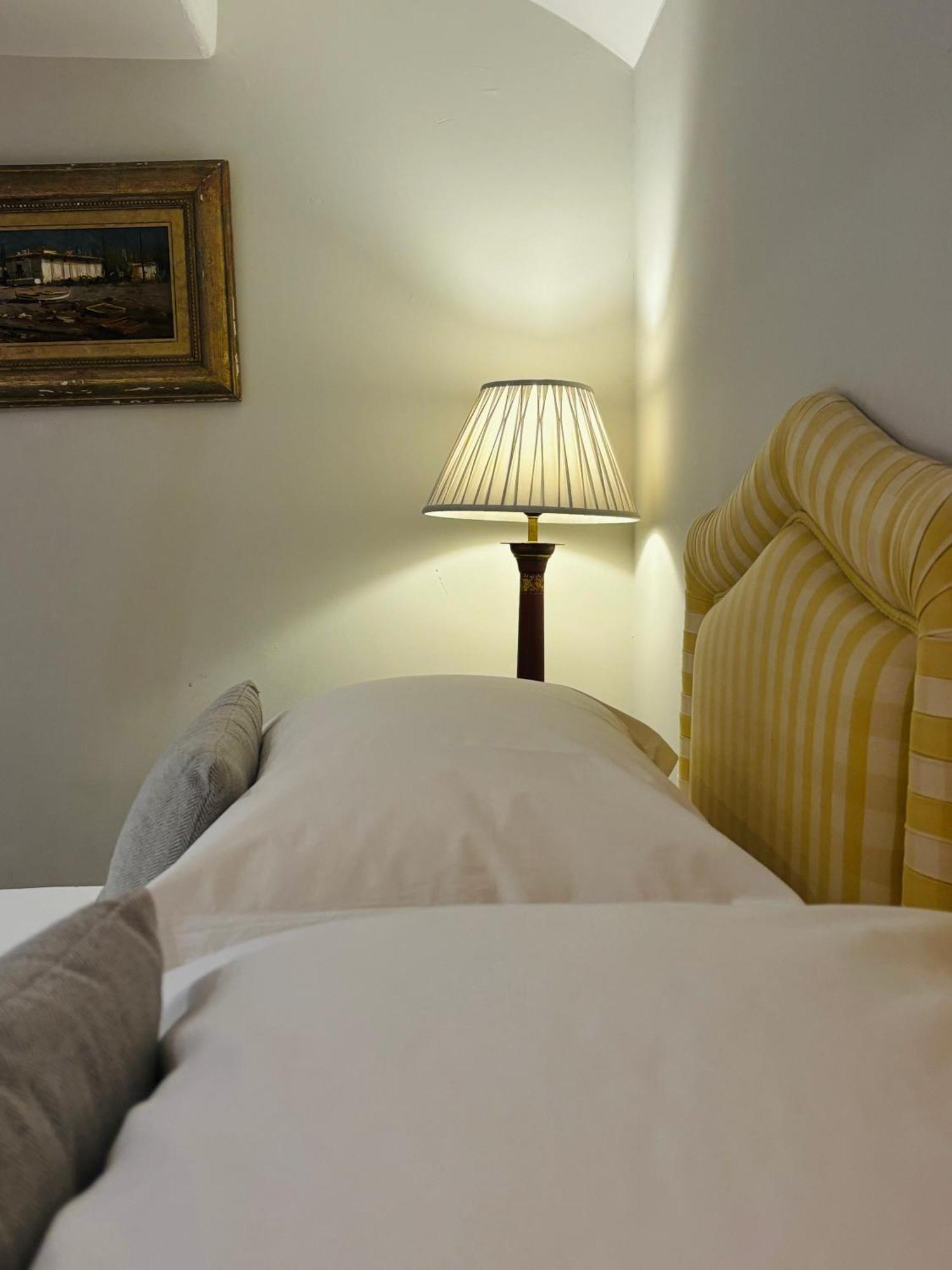 The Windsor Town House Hotel Bath Phòng bức ảnh A lampshade